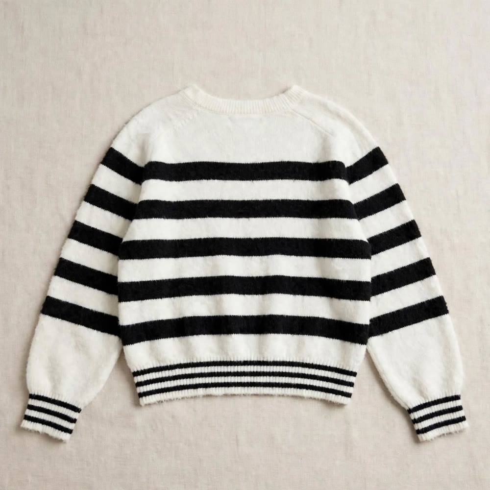 Pull rayé noir et blanc photographié à plat
